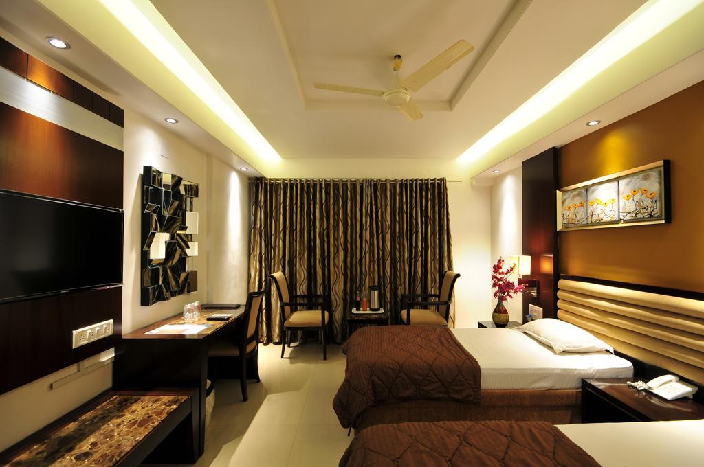 Hotel Surabhi Regency Ананд Экстерьер фото